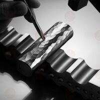 Gravurprozess der ELFBAR ELFA Master Limited Edition – handgefertigte Details auf der strukturierten Oberfläche.