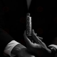 ELFBAR ELFA Master Limited Edition in Obsidian Black – elegante Pod-E-Zigarette in der Hand gehalten, edles Facettendesign.